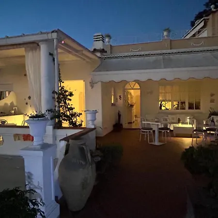 לינה וארוחת בוקר Cristina 4*